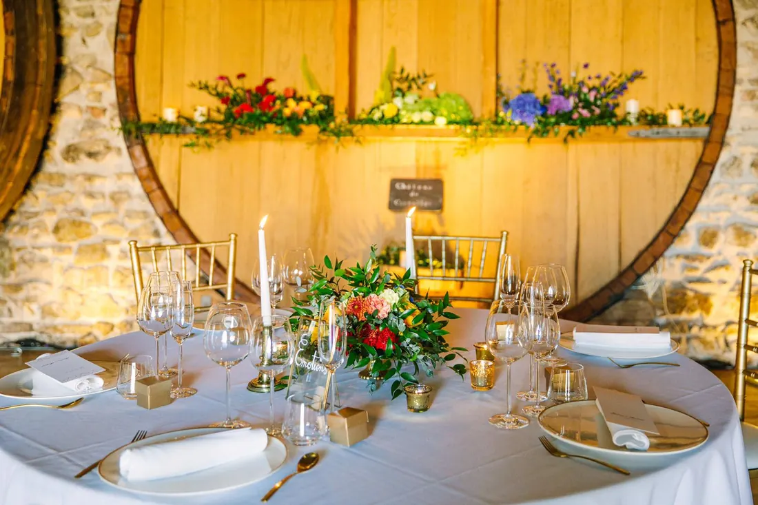 Salle de réception rustique chic décorée pour un mariage chaleureux.
