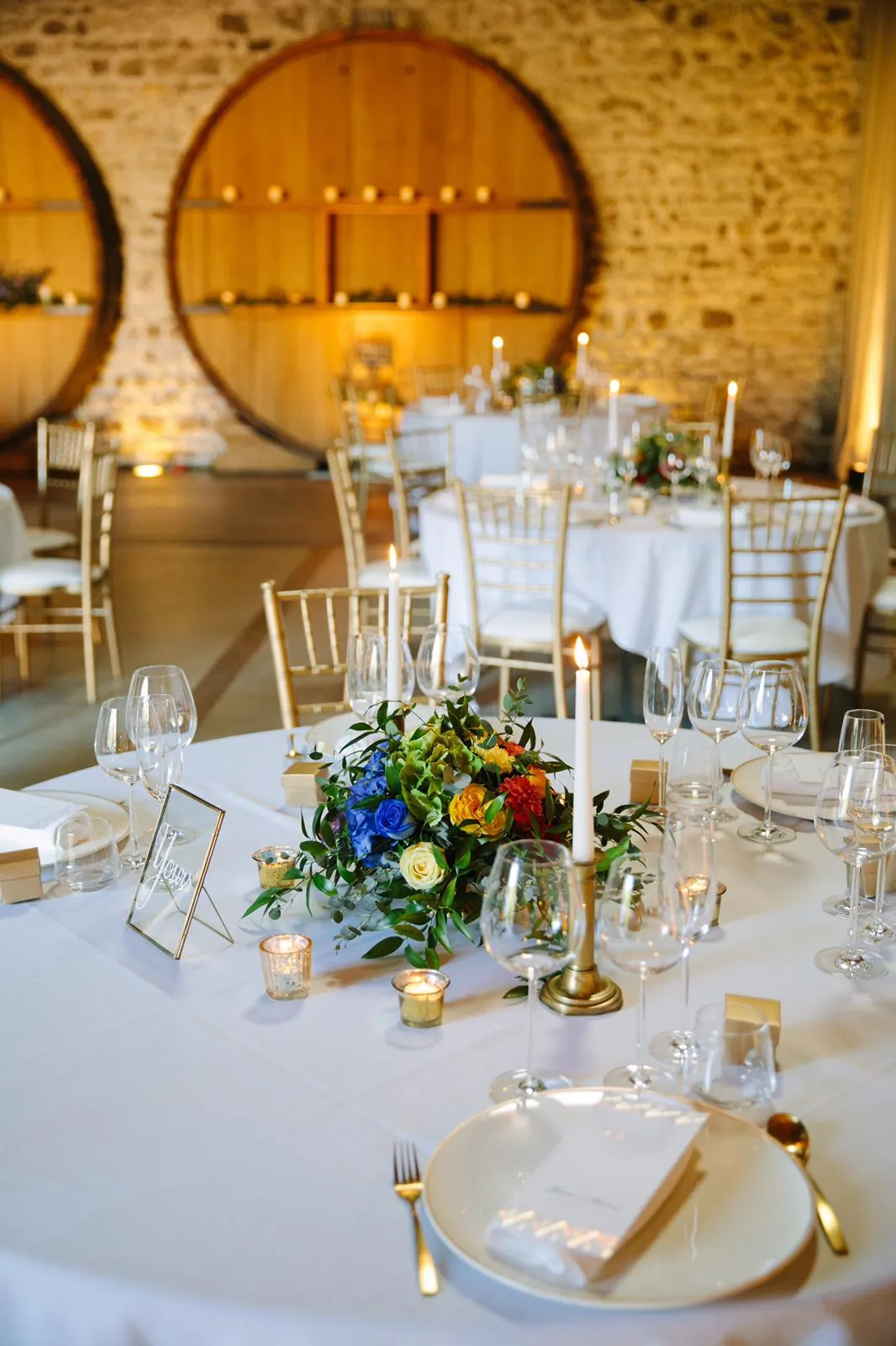 Table de mariage dressée avec fleurs, vaisselle et détails raffinés.