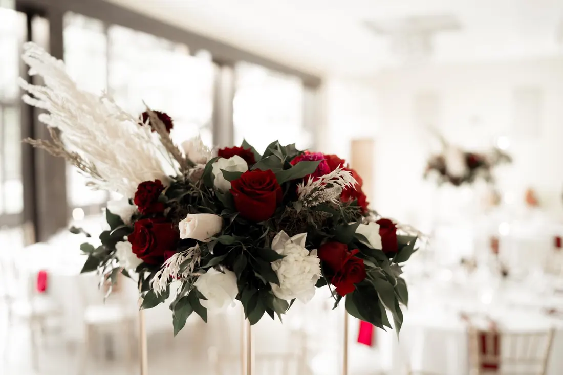 Composition florale de mariage aux tons naturels et élégants.