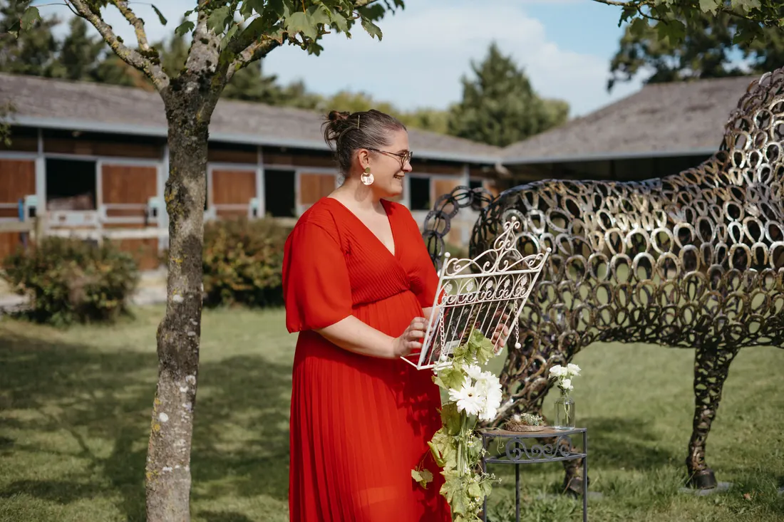 Moment de coordination lors d'un mariage avec une présence humaine discrète.